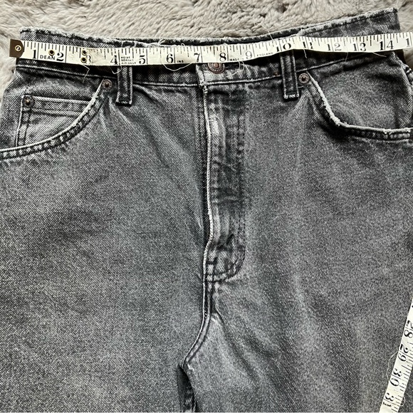 Vintage Levi’s high waist faded black mom jeans no size measurements in pics - Picture 6 of 9